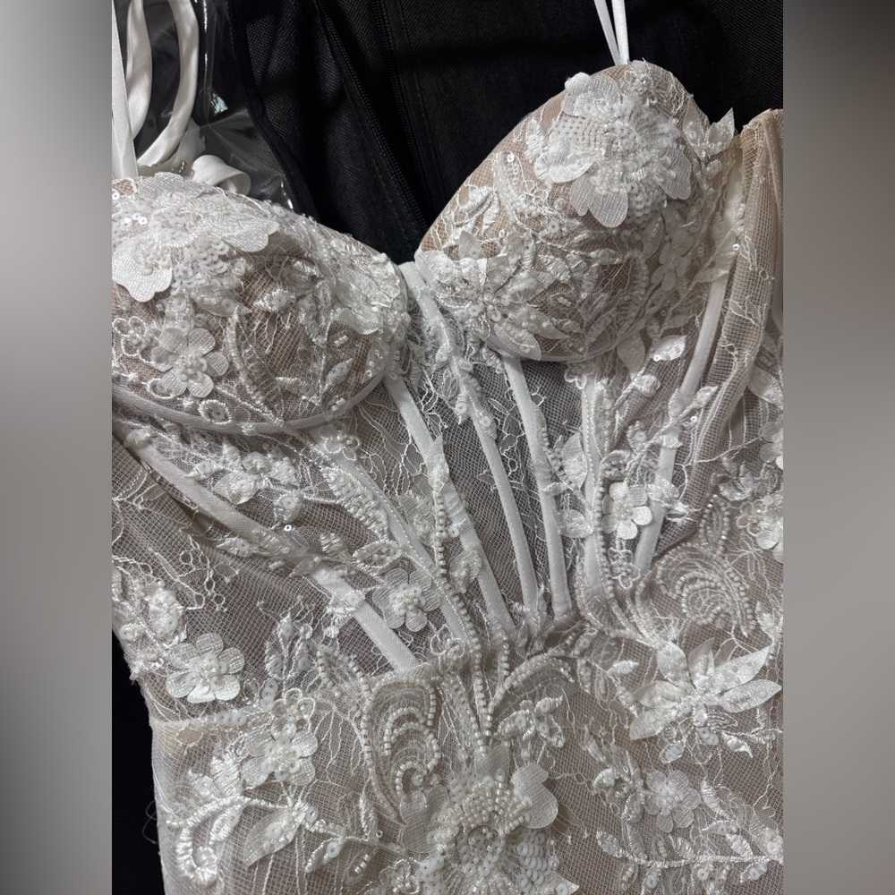 ANDREA & LEO Bridal Dress- white size 4 - Picture 4 of 17